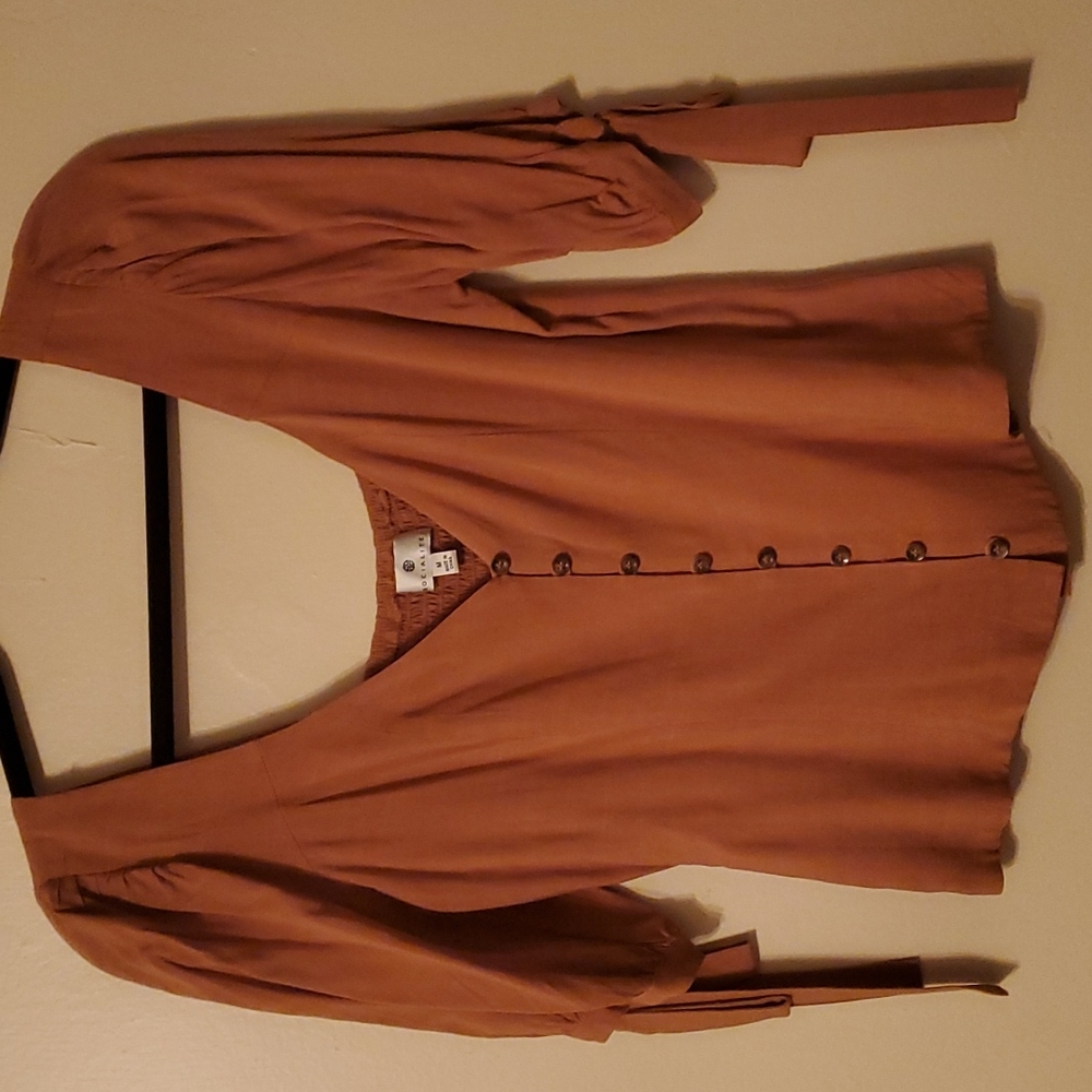 Vneck button down puff sleeve top